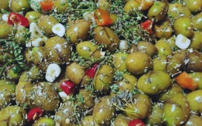 Välimeren marinoidut vihreät oliivit