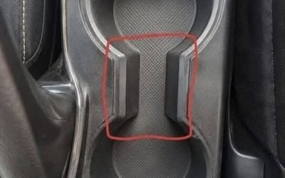 Mihin autojen mukitelineiden välillä on outo rako???