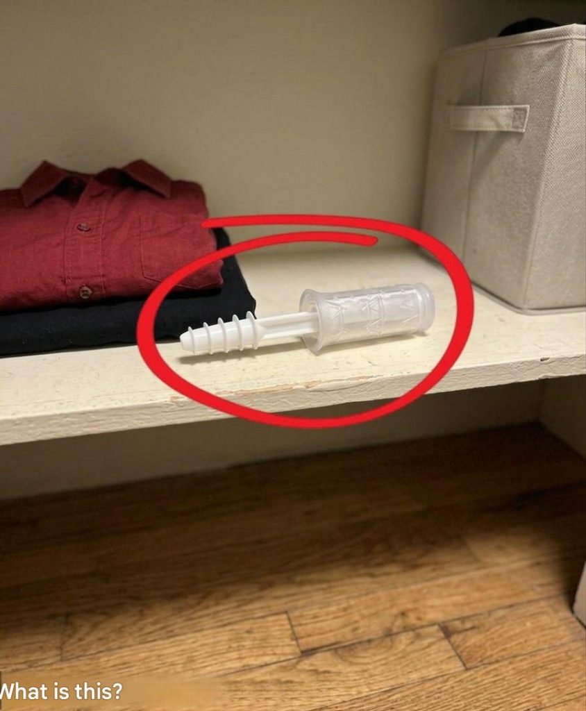Avasin vaimoni vaatekaapin tänä iltana ja löysin sisältä tämän. Olen tuijottanut sitä puoli tuntia, mutta en vieläkään keksi, mikä se on. Tietääkö kukaan? Katso vastaus ensimmäisestä kommentista.